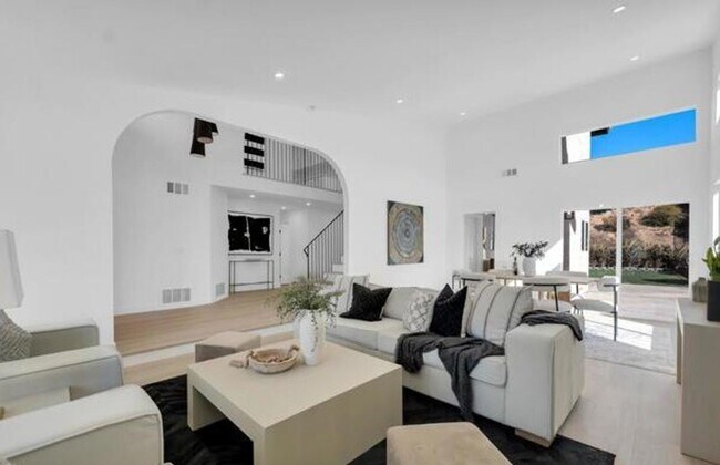 Foto del edificio - MOVE-IN READY 4+3 w/upgrades, great floorp...
