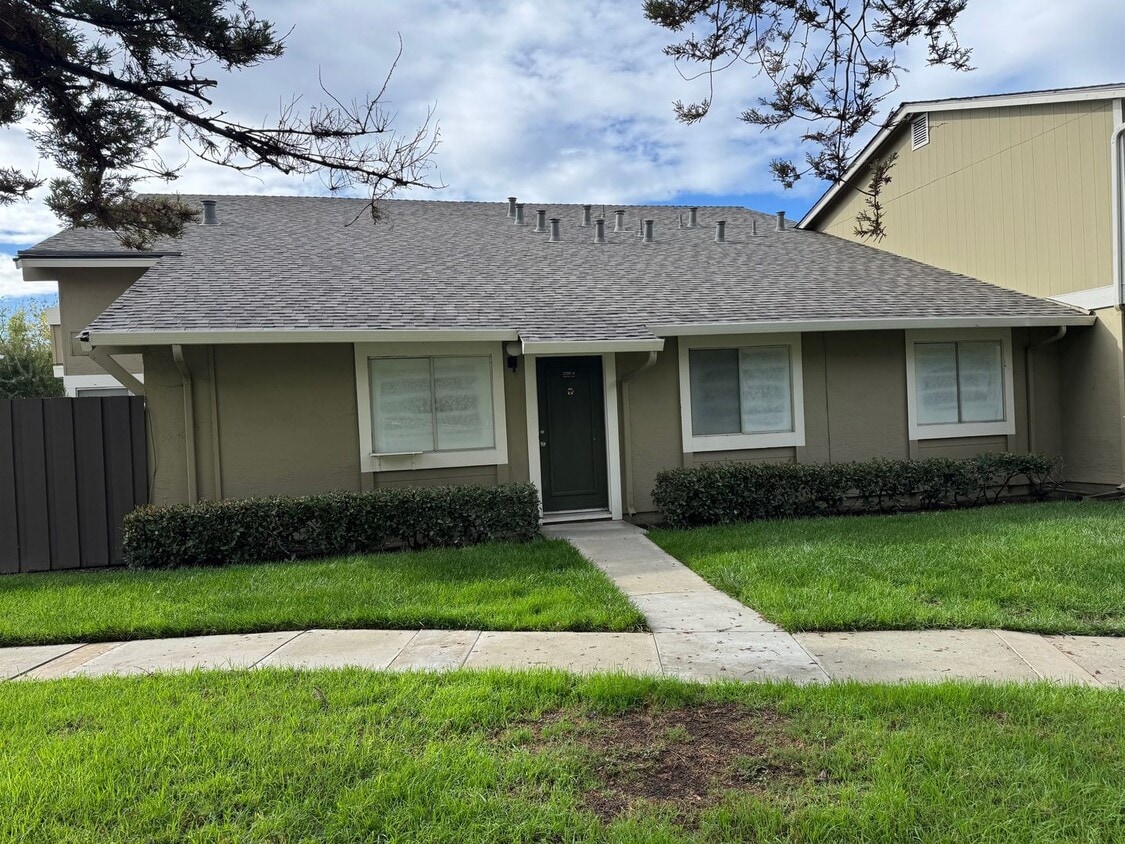 Foto principal - Total remodel - New kitchen, new bathroom, new appliances, new electrical, new paint, new floors