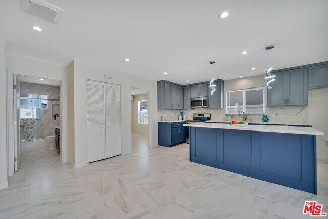 Foto del edificio - 5128 W 133rd St