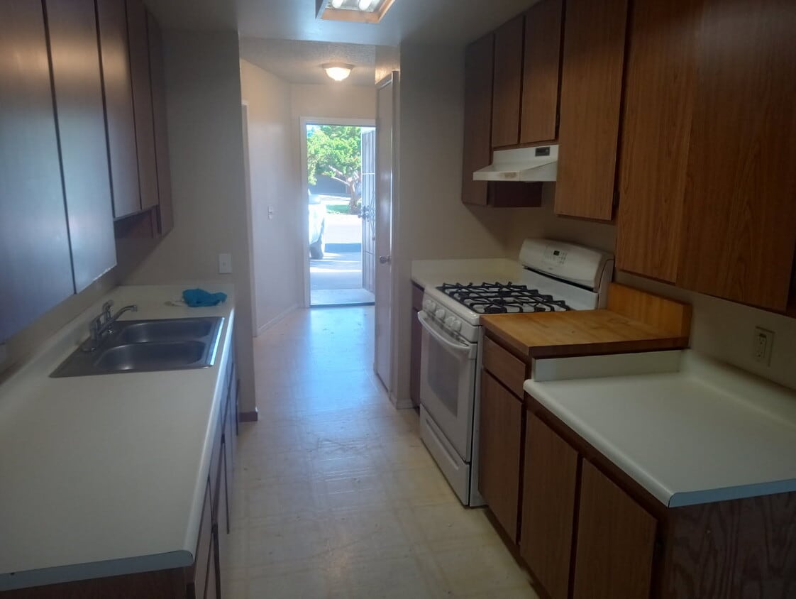 Kitchen - 927 W 8th St