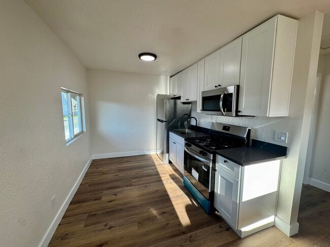 Building Photo - 1379 Temple Ave