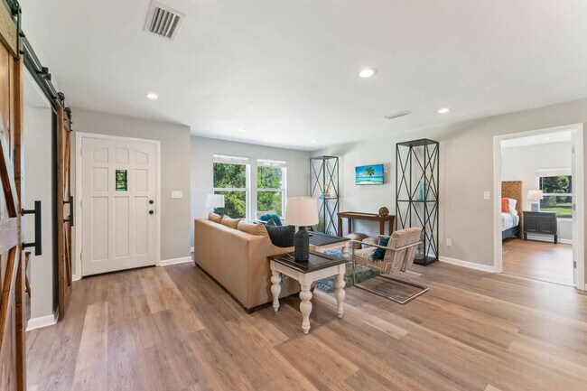 Foto del edificio - 6057 Fleetwood Rd