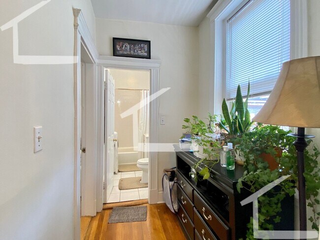 Building Photo - 9/1 Charming, light filled 1BR near B Line...