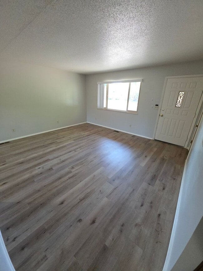 Building Photo - Awesome 3 bed 2 bath home!!!