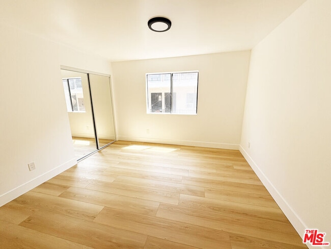 Building Photo - 5440 Carlton Way