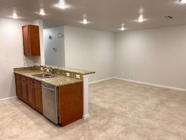Building Photo - Up scale town home with high-end finishes.