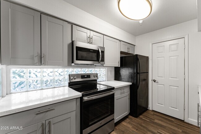 Building Photo - 3065 N 67th Ave