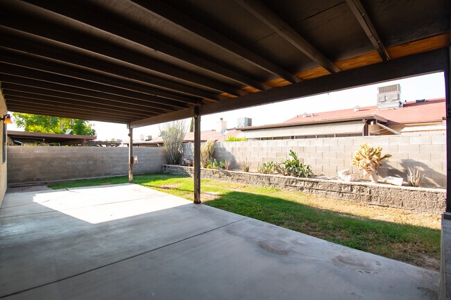 Foto del edificio - 1568 W Las Lomas St