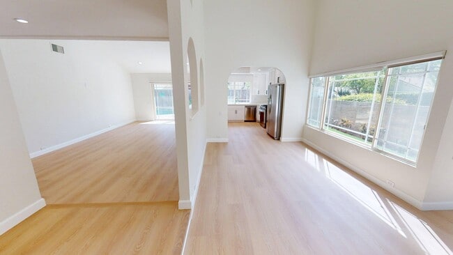 Building Photo - 2802 Sierra Dr