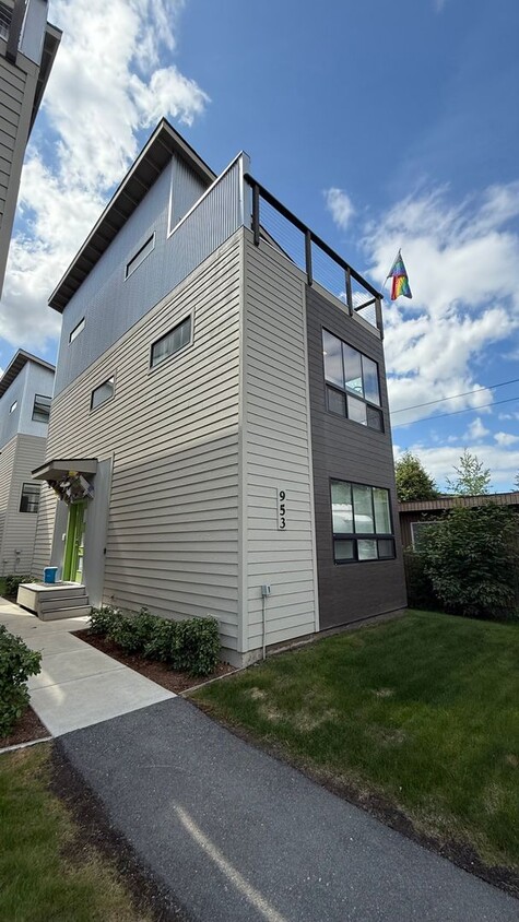 Primary Photo - Upscale Furnished 2BR Townhouse in Downtow...