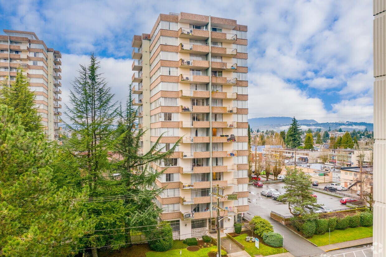 Photo du bâtiment - Edgewater Towers