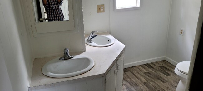 Building Photo - 205-437Holt Holt Ave