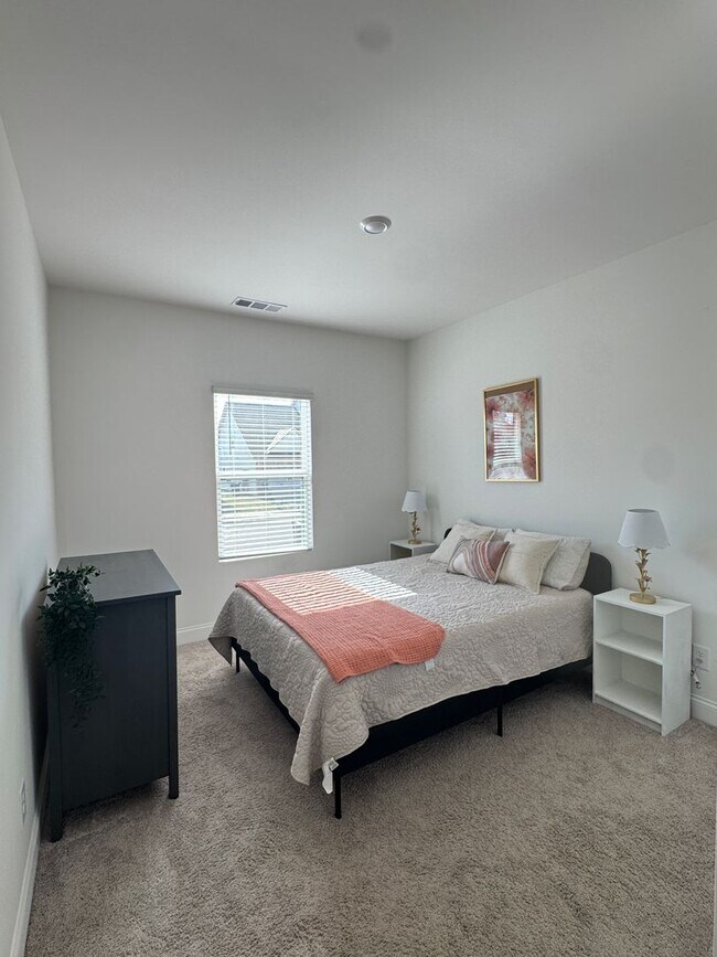 Foto del edificio - Fully Furnished 4BR Home with Loft, Patio & 2-Car Garage – Lawn Care Included