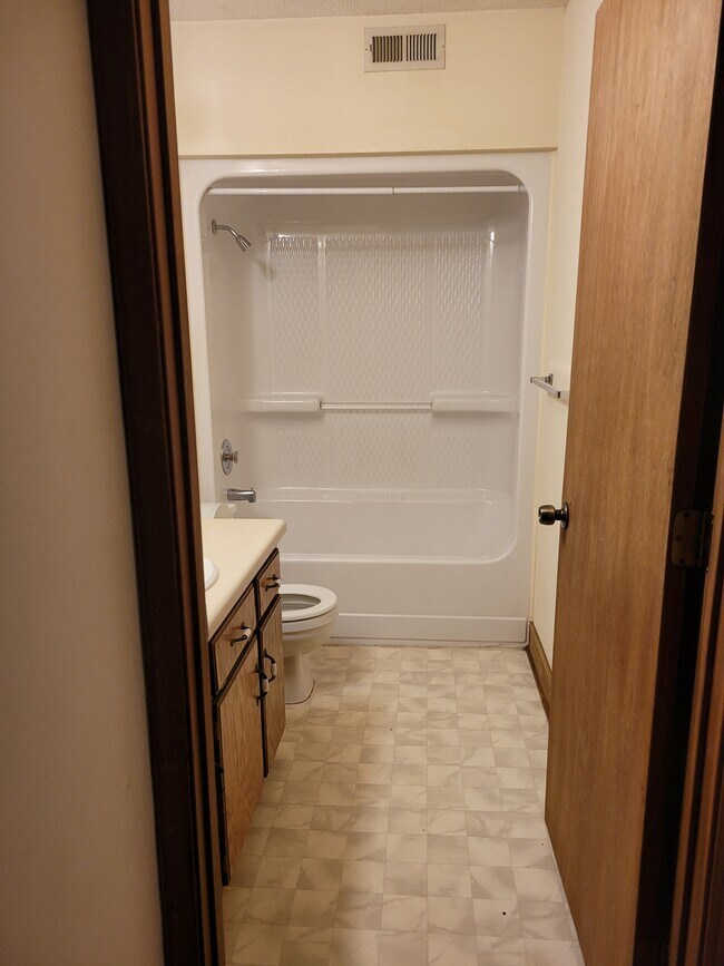 Full Bath - 51 Greenleaf Ct