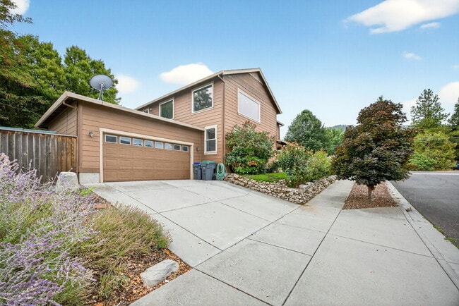 Building Photo - 1719 Lithia Way