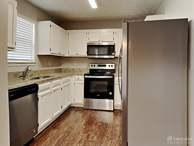Building Photo - 102 Thornwood Dr