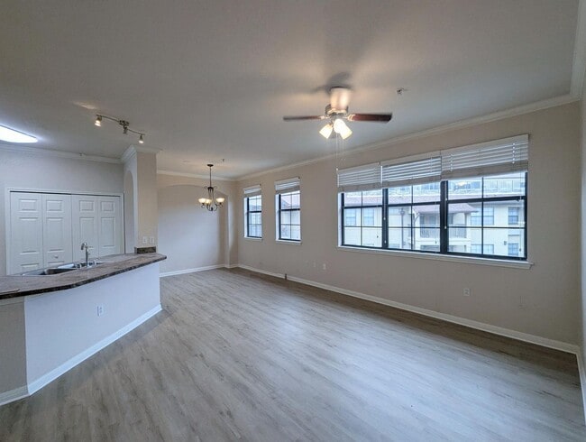 Building Photo - Spacious Updated 1x1  806 square feet! Top...