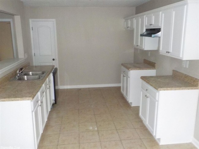 Building Photo - 14070 Magnolia Glen Dr