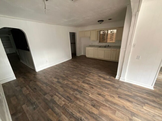 Foto del edificio - 2843 Comfort St