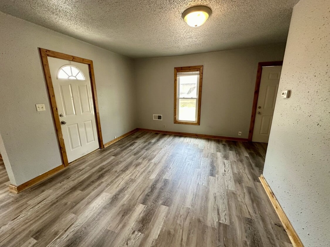 453 Wisconsin Ave Unit Upper, Waukesha, WI 53186 Room for Rent in
