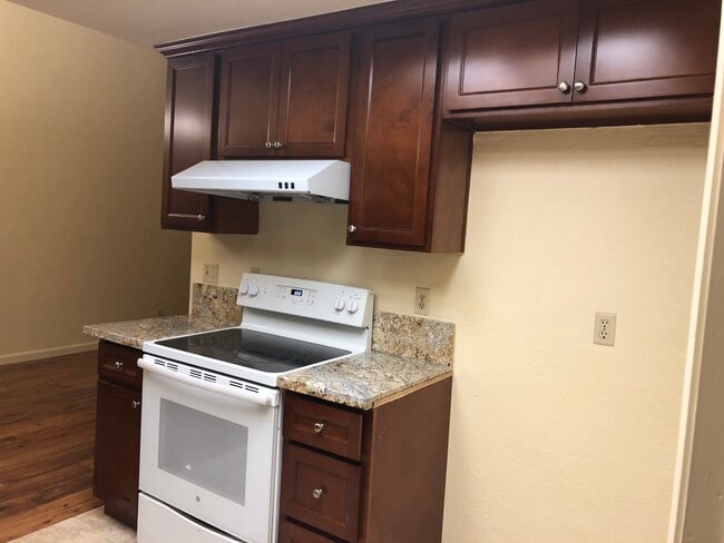 Building Photo - 5400 Pomegranate Ave