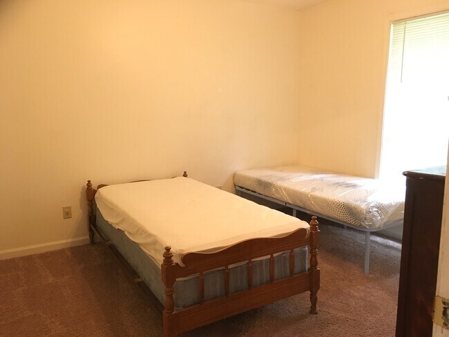 Foto del edificio - 270 Pine Dr