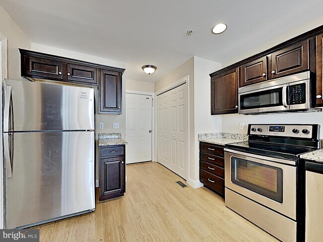 Foto del edificio - 125 Surrey Ct