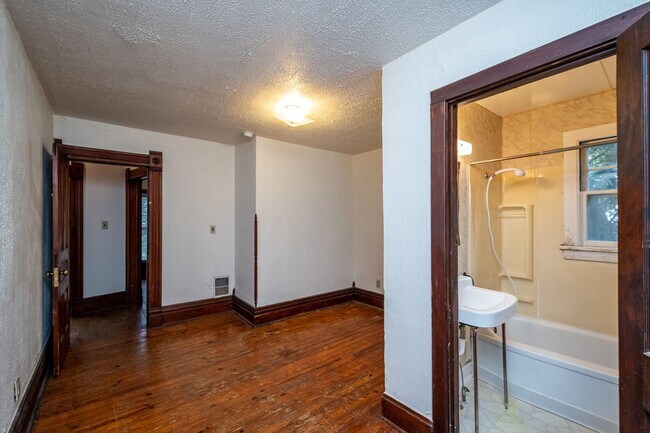 Building Photo - 1125 N Dodge St