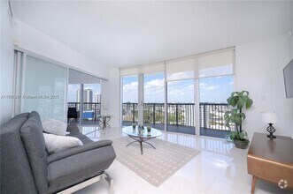 Building Photo - 1750 N Bayshore Dr