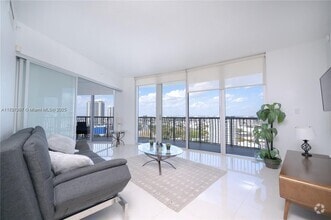 Building Photo - 1750 N Bayshore Dr