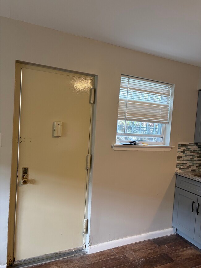 Building Photo - 657 Edison Ave