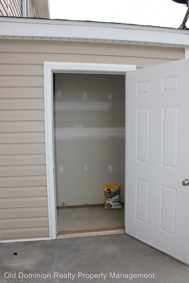 Building Photo - 807 Carson Cir