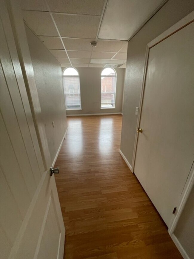 Foto del edificio - 3bedroom/1 bath apartment -upstairs above ...
