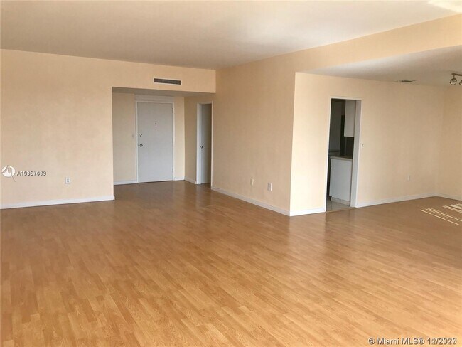 Building Photo - 9102 W Bay Harbor Dr
