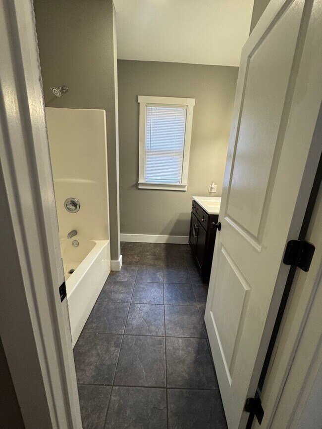 Foto del edificio - 5 Bedroom, 1 Bathroom Home