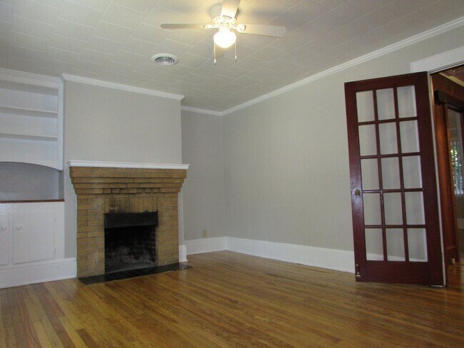 Foto del edificio - Spacious 2 Bed/1 Bath Duplex - Updated - Fireplace - Covered Side Porch - Water/Sewer/Trash Included