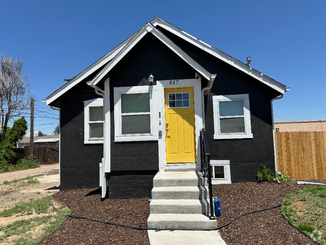 Building Photo - 817 1st St