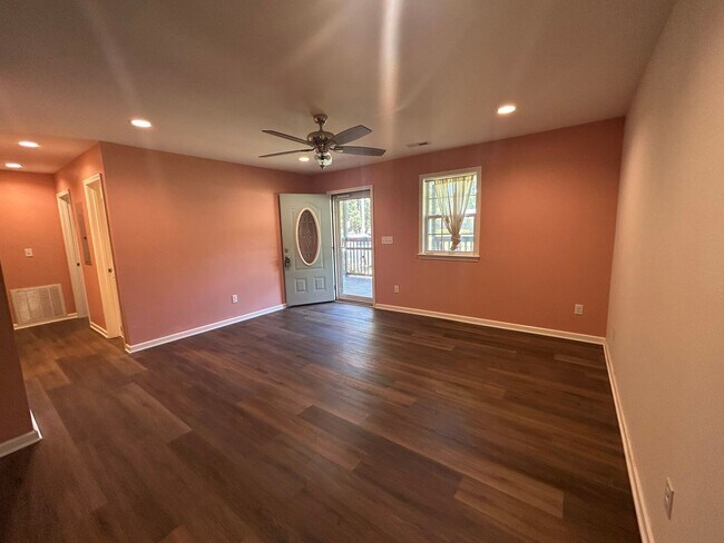 Foto del edificio - Charming 3 bedroom home located in the heart of Hampstead!