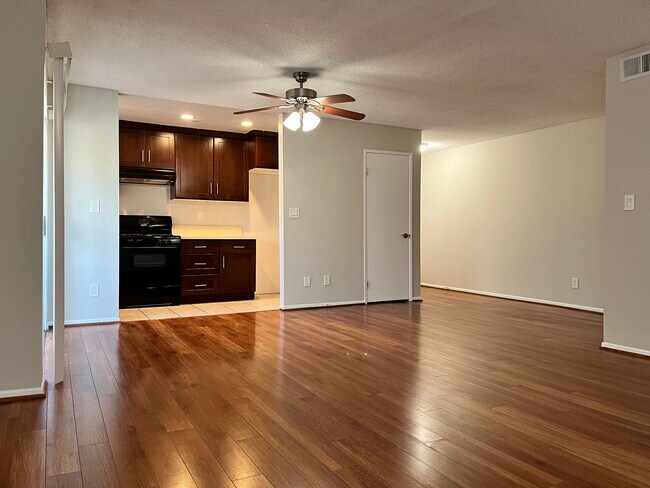 Building Photo - 310 E Santa Anita Ave