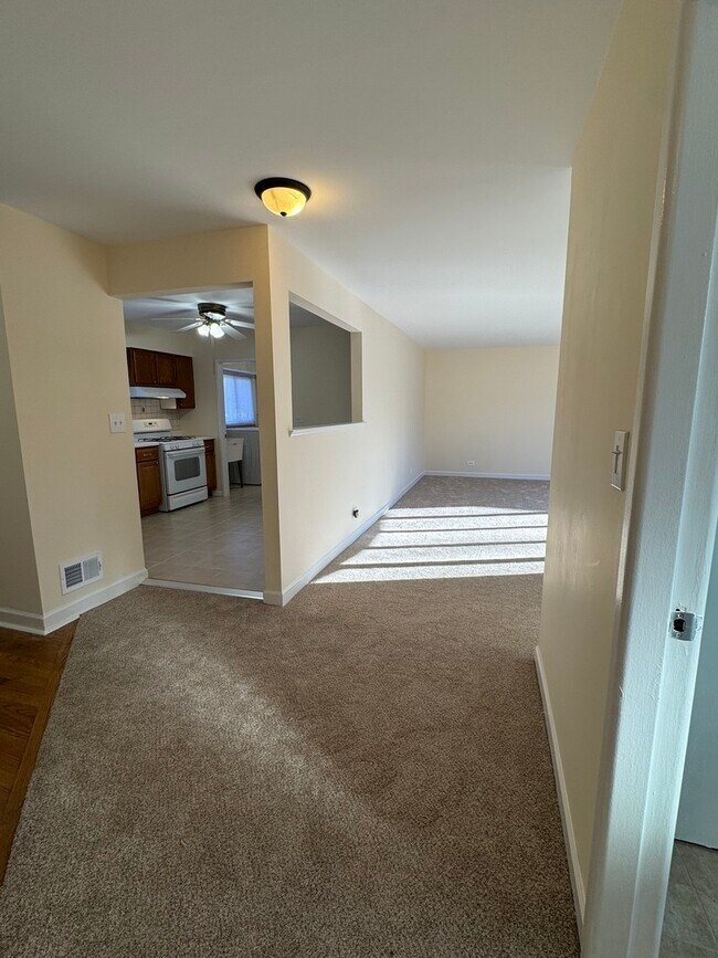 Building Photo - 115 W Helen Rd