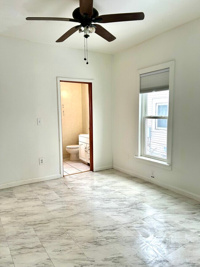 Living space - 584 Ridge Rd