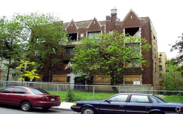 Primary Photo - Crossroads Apartments