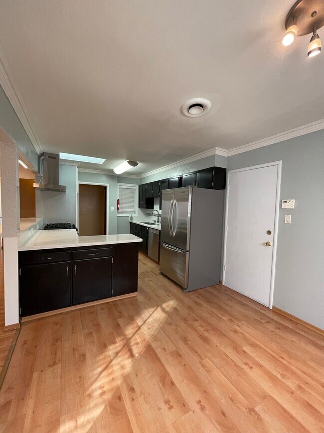 Foto del edificio - Nor Cal Realty, Inc - 3 bedroom 2 bath house with 2 car garage.