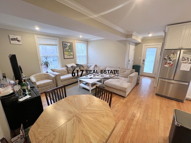 Building Photo - 183 River St