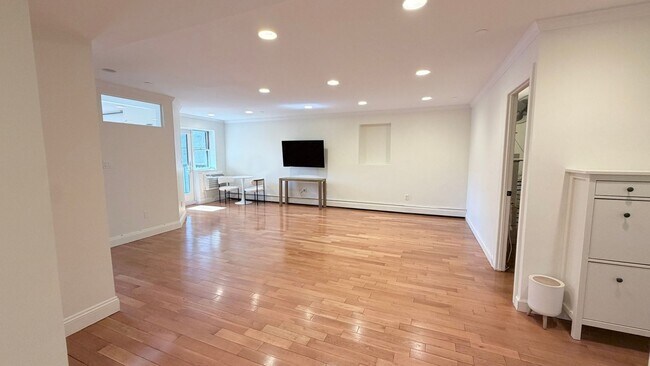 Building Photo - 2 Bedroom 1.5 bath Condo in Kew Gardens with indoor parking