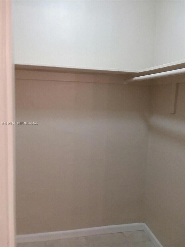 Foto del edificio - 140 Royal Palm Rd