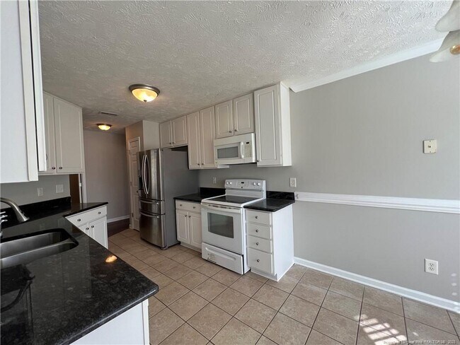 Building Photo - 165 Chestnut Dr