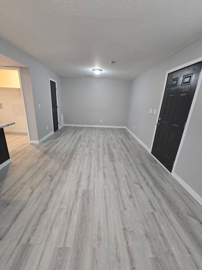 Building Photo - 2 Bedroom , 1 Bathroom Apartment!