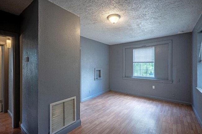 Building Photo - 1526 W 22nd St