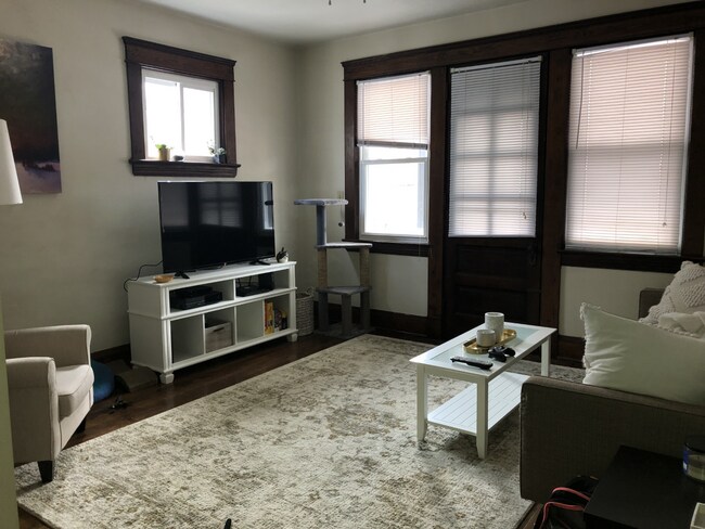 Sala de estar con puerta que conduce a la derecha en tu BALCÓN PRIVADO - 2240 Murray Hill Rd